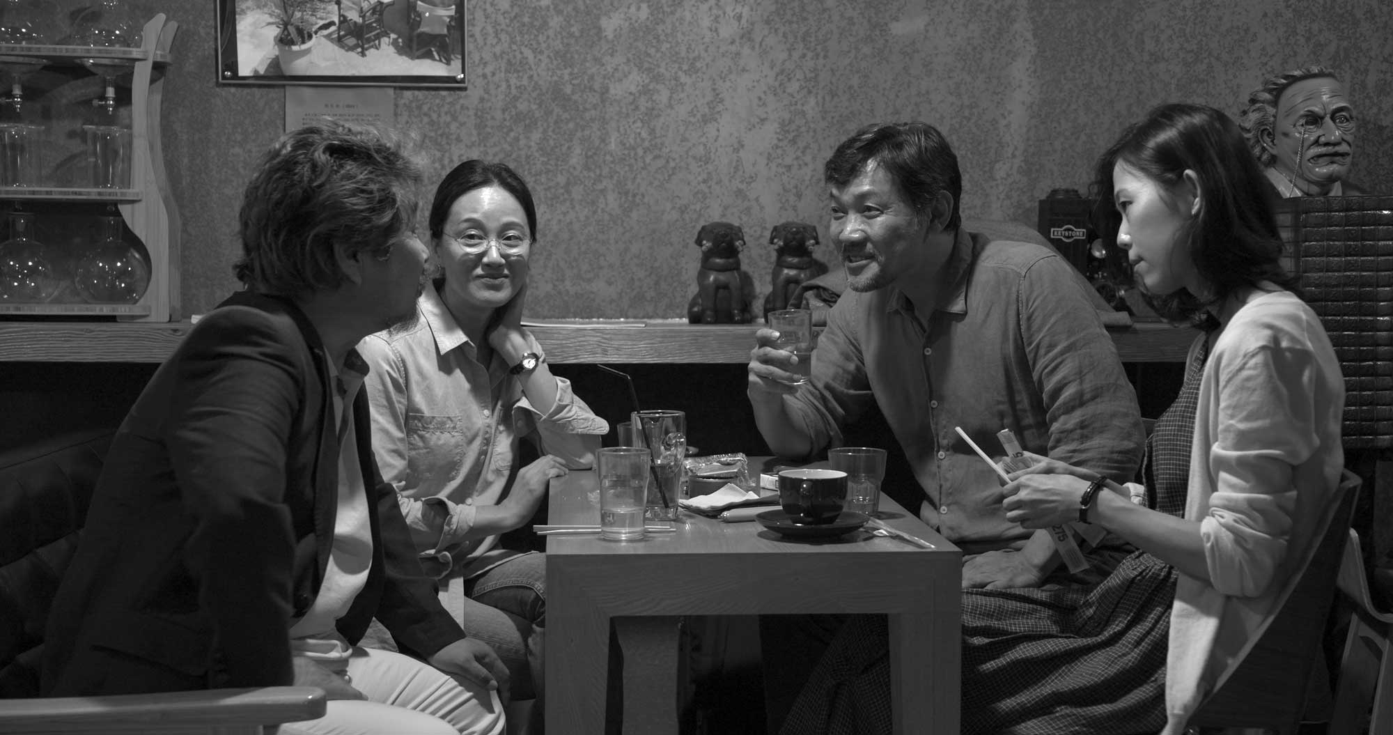 第 42 屆香港國際電影節的片單剛剛出爐，又是影迷頭痛的時候，要在兩天之內排好時間表，為下月中馬拉松式睇戲作好準備。今年全新的港產片只有一部，大家可以主力看看其他華語和外語電影了。片目意外地沒有萬眾期待的 Michael Haneke《Happy End》（不過據知已有發行商購入），其餘作品大家又有甚麼心水？大明星主演、大導演執導的作品，大家肯定不會錯過，就不再另文介紹了，以下是編輯部的小小推薦名單，如排時間表時發現仍有大量「空隙」，不妨加多兩部，一年就這麼瘋狂一次，狂看戲是很青春的事啊！