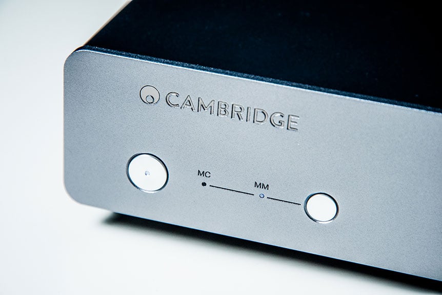 近年多了朋友玩返黑膠，對於初接觸黑膠的入門用家，如果想提升一下音質、又唔想成套換過個唱盤的話，換過隻好少少的唱頭放大器（Phono Amp）係一個唔錯的選擇。Cambridge Audio 推出的這款 Duo 唱放就同時支援 MM 同 MC 放大，仲內置耳擴、可以用耳機聽黑膠，而且價錢幾相宜，可以提升音質、又提供多一種玩法，今次就試下實際用落效果係點。
想了解咩係唱放、咩係 MM / MC 放大的朋友，可以參考下 SPILL 專題《從零開始學玩黑膠》。