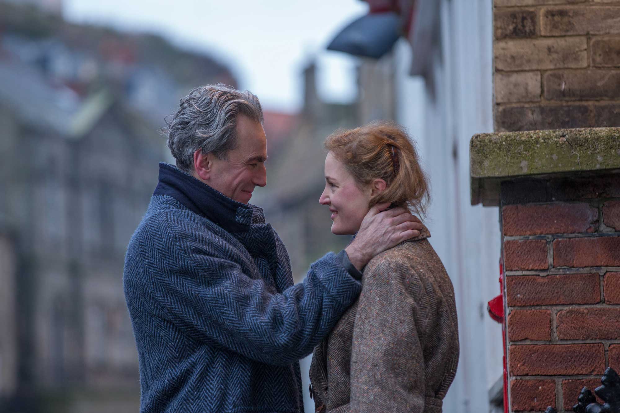 《Phantom Thread》香港譯做《霓裳魅影》，乍看以為「魅」解魅力，一群很有魅力的模特兒穿上襲襲霓裳，花團錦簇。沒錯，電影中有數之不盡的漂亮裙子，女主角維琪嘉莉絲（Vicky Krieps）青春可人，很有魅力，但電影絕對有鬼魅的一面，既有看得見的幽靈，更有無處不在的心魔。