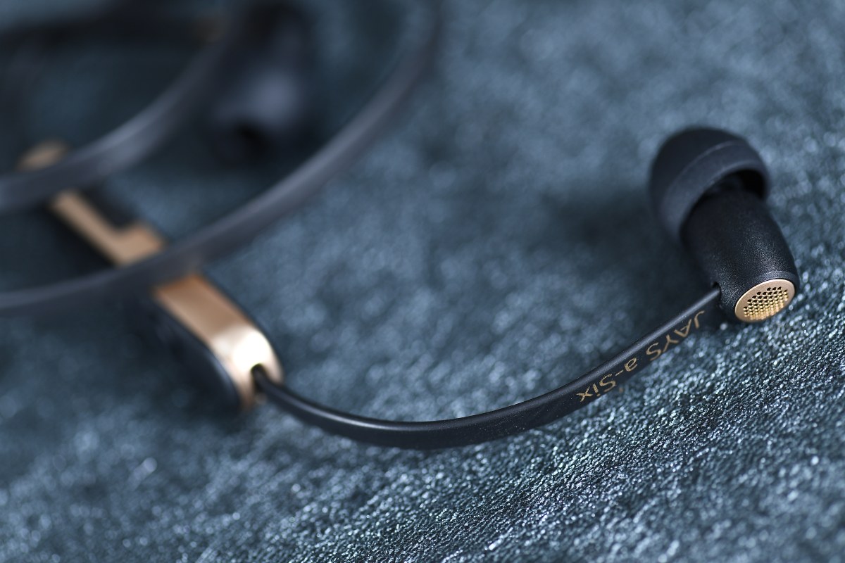 現時大部分手機都刪除了 3.5mm 耳機插口，要聽歌用藍牙耳機就最方便不過！瑞典耳機品牌 Jays 繼早前推出 u-JAYS Wireless 藍牙頭戴式耳機之後，最近再加推一款 a-Six Wireless 藍牙入耳式耳機，進一步增強無線產品線。