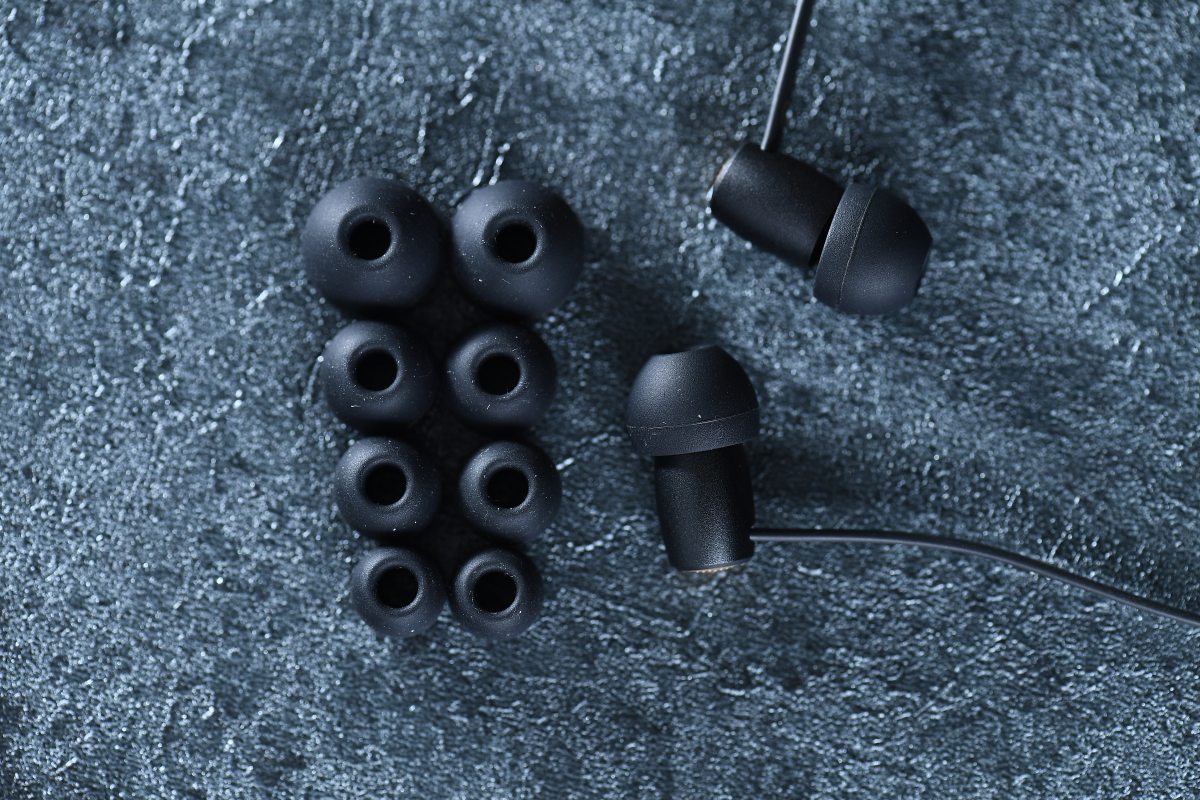 現時大部分手機都刪除了 3.5mm 耳機插口，要聽歌用藍牙耳機就最方便不過！瑞典耳機品牌 Jays 繼早前推出 u-JAYS Wireless 藍牙頭戴式耳機之後，最近再加推一款 a-Six Wireless 藍牙入耳式耳機，進一步增強無線產品線。