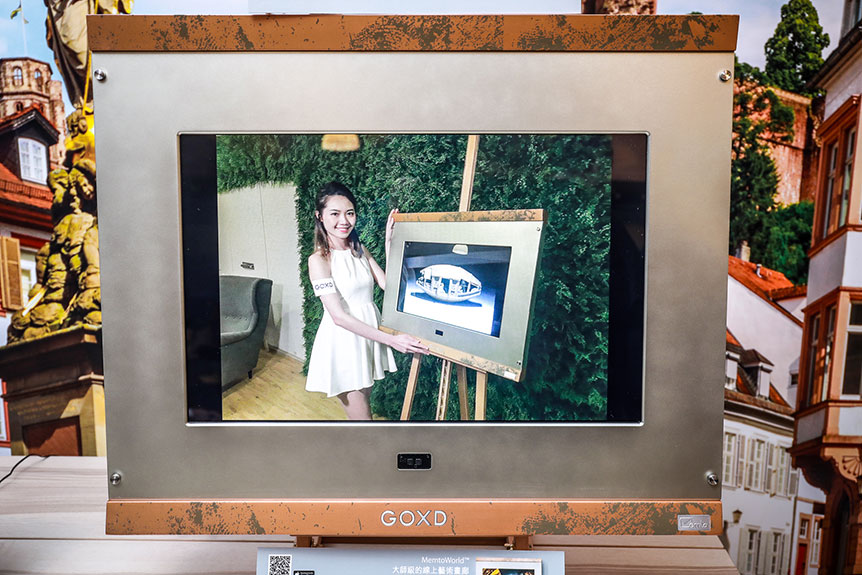 4K 解像度的潮流由電視擴展到投影機、電腦屏幕甚至電子相架，香港本地新品牌 GOXD 剛剛就推出了一款集 4K 解像度、支援裸眼 3D 顯示電子相架 Memto，除了可以擺自己拍攝的相片入去播放之外，仲支援雲端儲存空間，而且有自家的相片銷售平台，放入相架的相片更可以付費做 4K 增線以及轉做 3D 相片，功能十分豐富。
