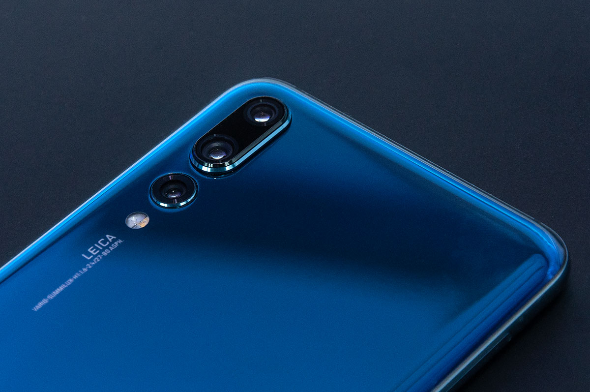 Huawei 今年推出的旗艦型號 P20 Pro 正式在港開賣，最大賣點是機背擁有三個鏡頭，以及加強了 AI 人工智能拍攝功能，可以自動分辨出 19 個拍攝場景、4D 預測追焦、光學防震，以及強化夜拍能力，在沒有任何腳架的情況下，也能夠手持 6 秒拍攝！