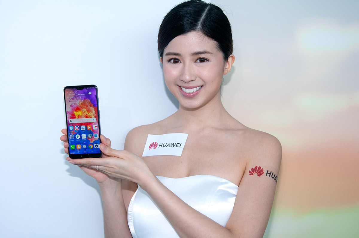 Huawei 今年推出的旗艦型號 P20 Pro 正式在港開賣，最大賣點是機背擁有三個鏡頭，以及加強了 AI 人工智能拍攝功能，可以自動分辨出 19 個拍攝場景、4D 預測追焦、光學防震，以及強化夜拍能力，在沒有任何腳架的情況下，也能夠手持 6 秒拍攝！