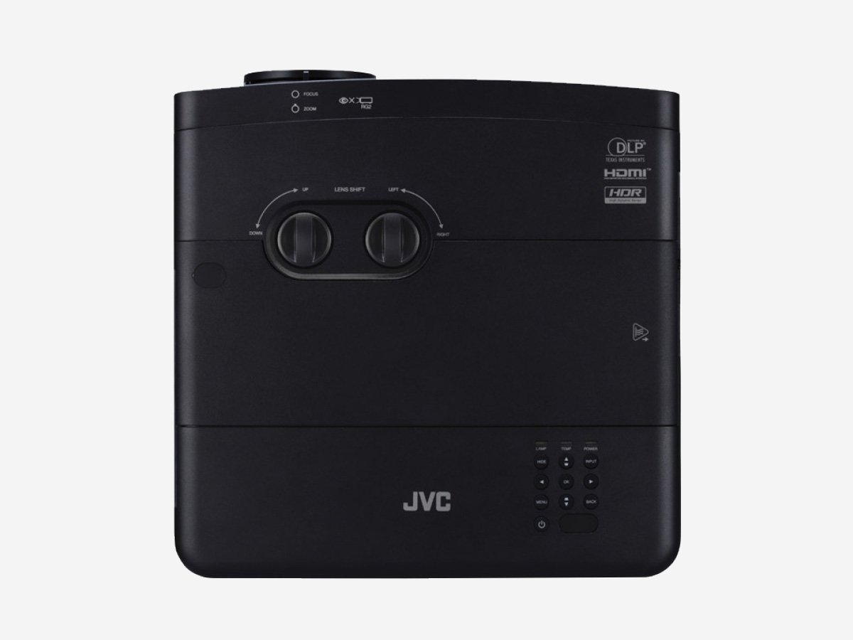 採用 D-ILA 晶片的 JVC 投影機，無論是配備 Pixel-Shift（4K e-shift）技術的中高階系列，又或者上年推出具備真 4K 解像度的旗艦 DLA-Z1，售價都不便宜。為了打進入門市場，JVC 最近就推出了首部採用 DLP 技術的 4K 投影機 LX-UH1，而且還支援 HDR，定價為 $2,500 美元（約 $19,600 港元），兩萬有找就買到，價錢親民好多。