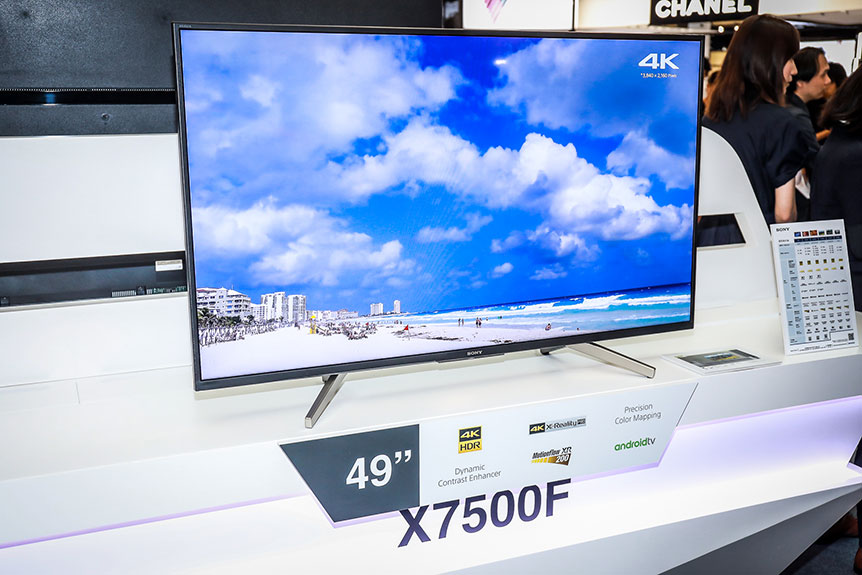 Sony 上年推出的首個 4K OLED 電視 A1E 系列相當受歡迎，今年就再接再厲推出第二代 A8F，除了進一步加強聲畫效能之外，還聽取用家意見改進了底座設計。今次同場仲有一系列 Soundbar 產品，包括 Dolby Atmos 系列以及一體式微型 Soundbar 系列，陣容相當鼎盛。另外 Sony 首部 UHD Blu-ray 機 UBP-X700 亦正式抵港發售，同樣是主打入門市場，售價相當吸引。