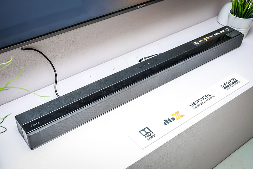 Sony 上年推出的首個 4K OLED 電視 A1E 系列相當受歡迎，今年就再接再厲推出第二代 A8F，除了進一步加強聲畫效能之外，還聽取用家意見改進了底座設計。今次同場仲有一系列 Soundbar 產品，包括 Dolby Atmos 系列以及一體式微型 Soundbar 系列，陣容相當鼎盛。另外 Sony 首部 UHD Blu-ray 機 UBP-X700 亦正式抵港發售，同樣是主打入門市場，售價相當吸引。
