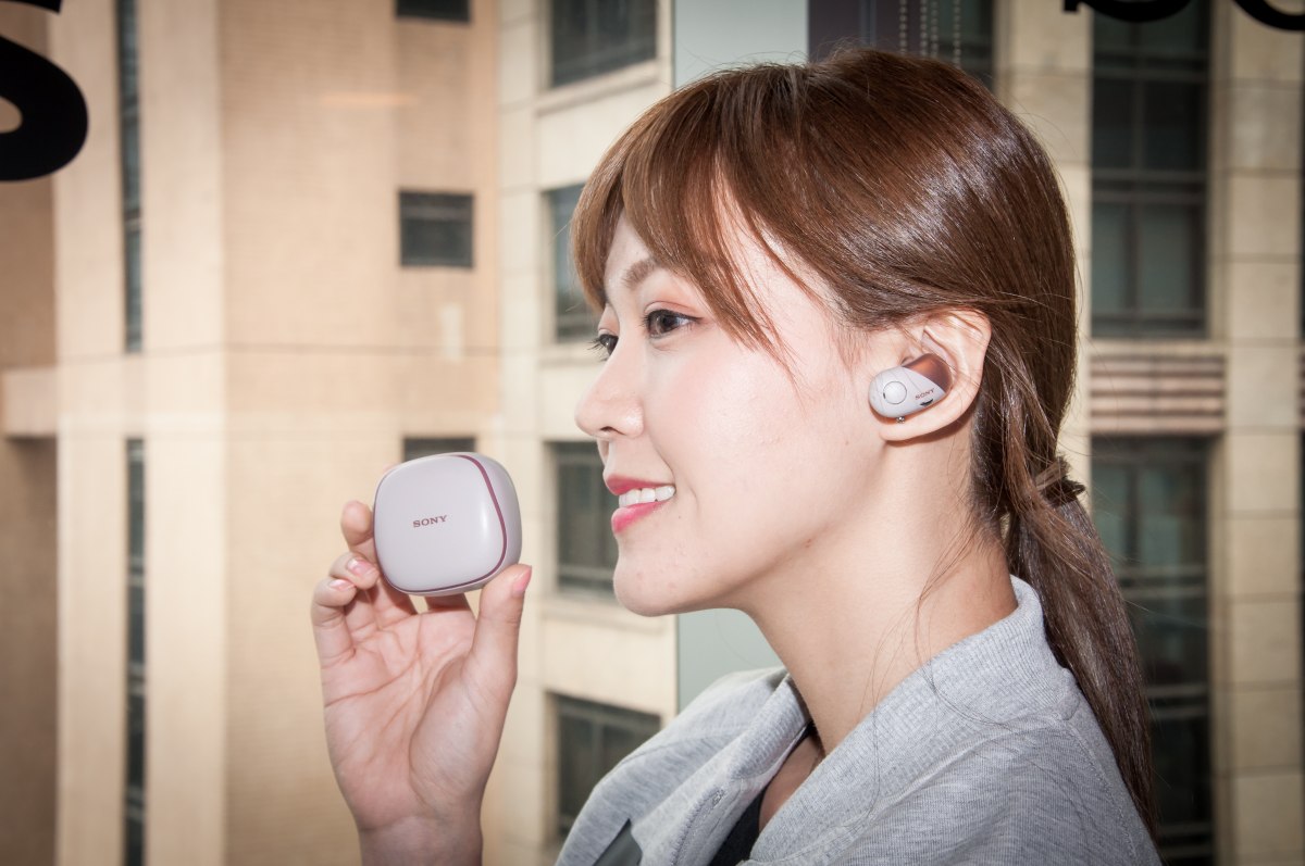 做運動的季節來了，Sony 宣佈將會推出一系列運動耳機。繼去年 WF-1000X 之後，今次再推出多一款真無線耳機 WF-SP700N，專為做運動而設計，具有 IPX4 防水濺防汗功能，同時左右耳機的天線經過改良，大大提升連接的穩定性。另外設有數碼降噪功能，而且 WF-SP700N 的定價甚具競爭力。