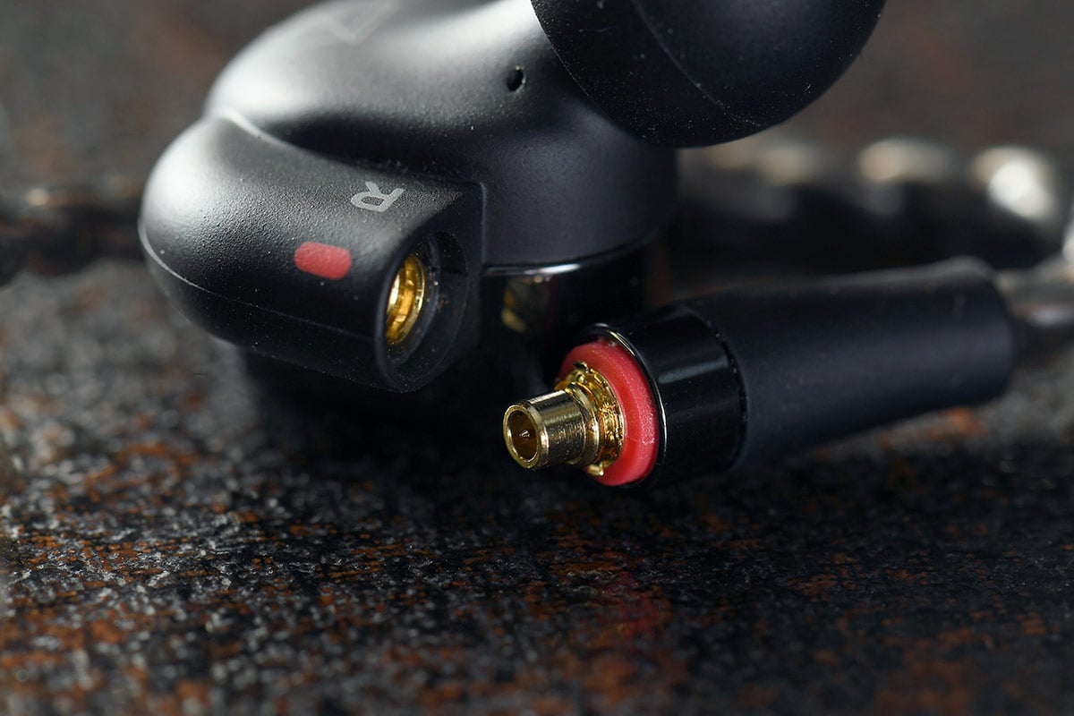 2012 年 AKG 推出的 K3003 可說是一代經典，在 head-fi 迷心目中佔據重要地位。事隔 6 年，終於出現後繼型號 N5005，成為品牌新一代旗艦。同樣是圈鐵混合式設計，規格上就由一圈兩鐵變成一圈四鐵的結構。更重要的是，售價不升反跌，新作不用過萬，相比上一代 K3003，聲音質素會否更上層樓呢？