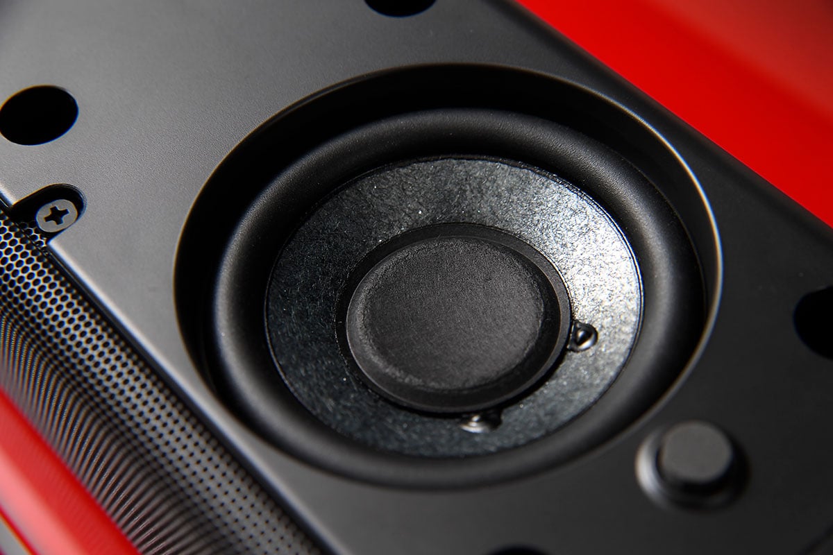 Sony 在早前的發佈會推出了一系列的電視同 Soundbar 產品，當中最吸引阿熾的其中一款就係 HT-S200F 小型 Soundbar，適合細廳、細房使用，除了提升電視音效之外，其實擺電腦檯用來睇戲似乎都好唔錯，今次就試吓實際用這款細 Soundbar 睇戲係咩效果。