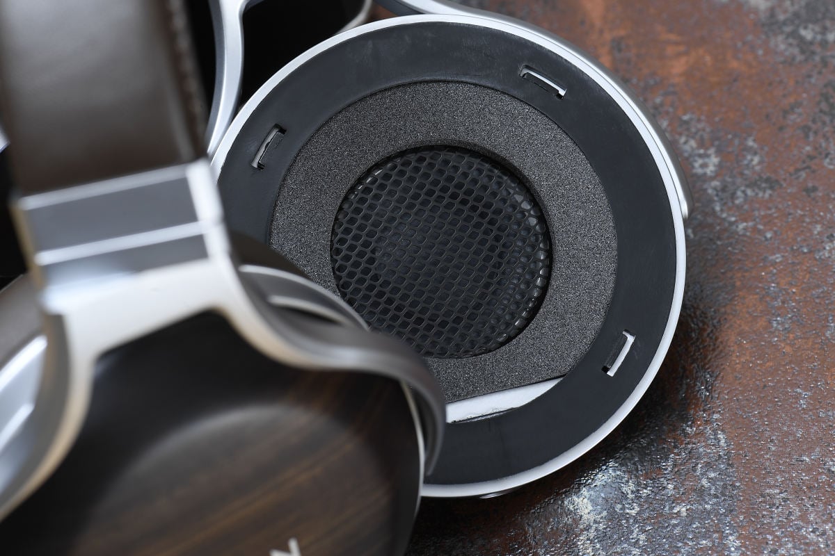 事隔十多年，Denon 終於推出 AH-D5000 的後繼機 AH-D5200，外殼改用了天然斑馬木，有助增強聲音細節和暖意。雖說是中階型號，但外形設計和內部結構均以旗艦作品 AH-D7200 為藍本。今次送測的 AH-D5200 已經過一星期的煲煉，大致都開始穩定過來，聲音質素又會如何呢？