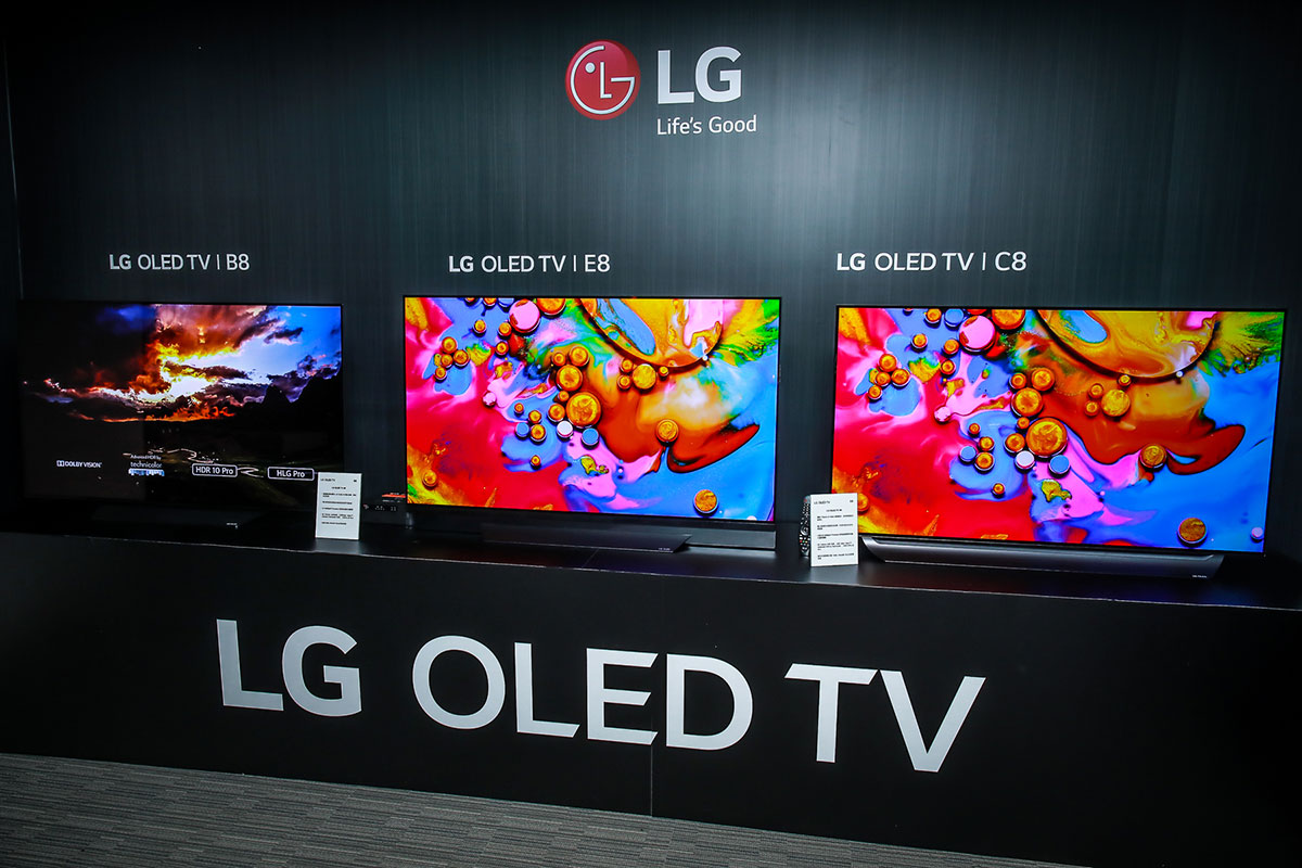 LG 上年推出的 W7 系列「牆紙」電視相信好多朋友都印象深刻，利用 OLED 的超薄面板、獲得 3.85mm 的超薄機身，而且仲有 4K 解像度、超深沉黑位、超闊可視角度等等優點。今次新一代 W8 系列除了繼承之前的優點之外，仲配備了 LG 最新的 α9 智能影像處理器，可以獲得更準確的顯示色彩、以及支援 4K/100P 的高幀率（HFR）顯示。