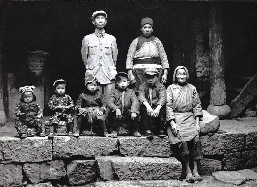 許多人知道 Agnès Varda，是其「新浪潮祖母」的身份，這位唯一的新浪潮女將，去年獲得奧斯卡終身成就獎，也是對她逾 60 年電影生涯的肯定。Agnès Varda 今年 90 歲，至今仍熱衷創作，喜歡她或電影的朋友，不妨留意百老匯電影中心的「新浪潮之母—艾麗絲華妲Agnès Varda」，活動放映多套她歷年的代表作。