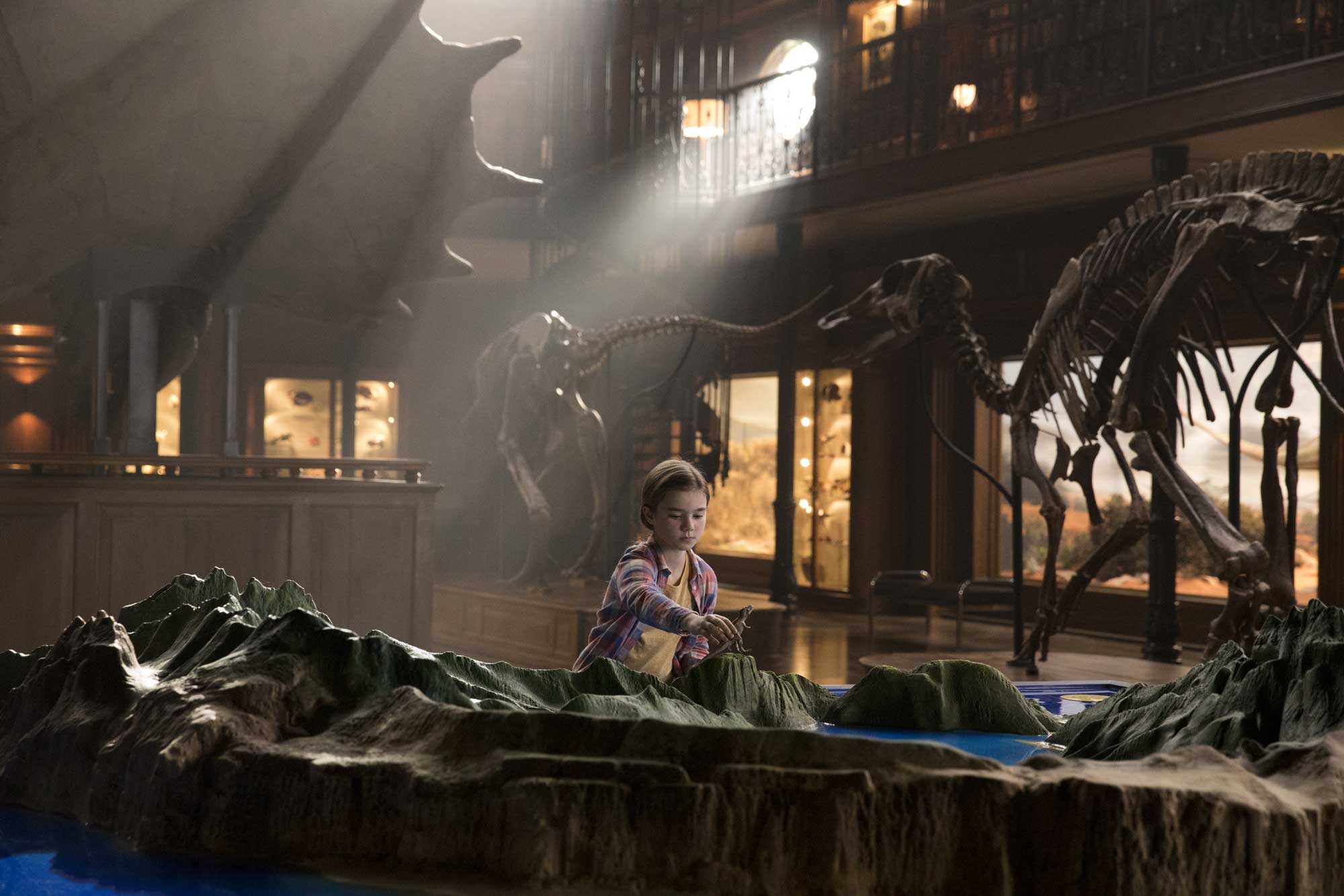 1993 年，史提芬史匹堡（Steven Spielberg）執導的《侏羅紀公園》（Jurassic Park）上畫，栩栩如生的數碼特技令恐龍「復活」，掀起當時的恐龍熱，也令當時的小朋友學習又長又難讀的恐龍英文名，集官能刺激與教育意味於一身，是非常難得的商業娛樂作品。