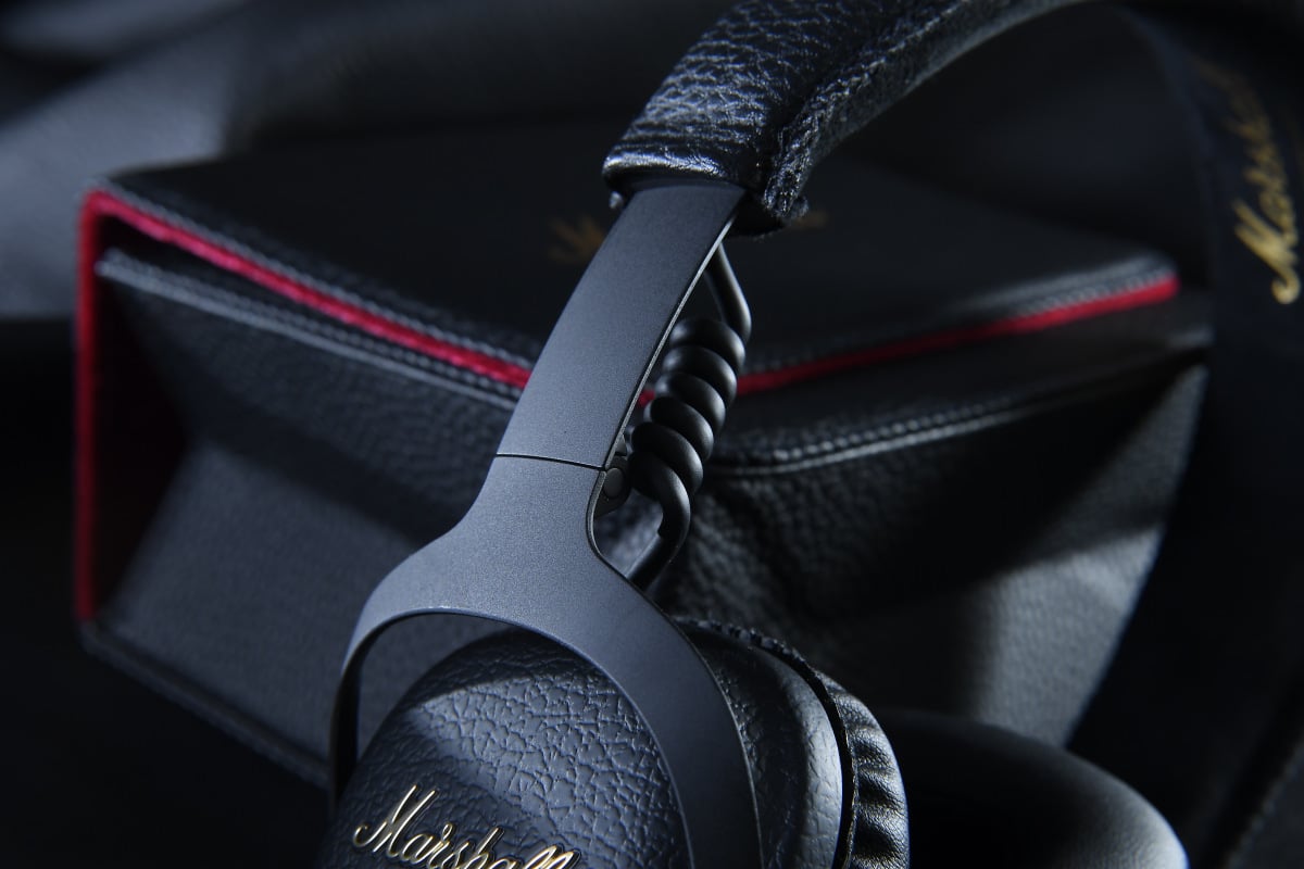 2011 年，Marshall 推出旗下首款耳機，不經不覺，至今已涉足耳機界有 7 年。今年可謂再下一城，首款降噪耳機 Mid A.N.C. 終於面世，同樣用上大受歡迎的荔枝紋仿皮外殼，加上黃銅製造的 Marshall 標誌，單是外形已相當吸引了！