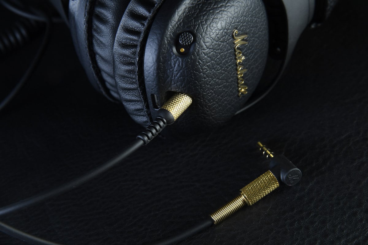 2011 年，Marshall 推出旗下首款耳機，不經不覺，至今已涉足耳機界有 7 年。今年可謂再下一城，首款降噪耳機 Mid A.N.C. 終於面世，同樣用上大受歡迎的荔枝紋仿皮外殼，加上黃銅製造的 Marshall 標誌，單是外形已相當吸引了！