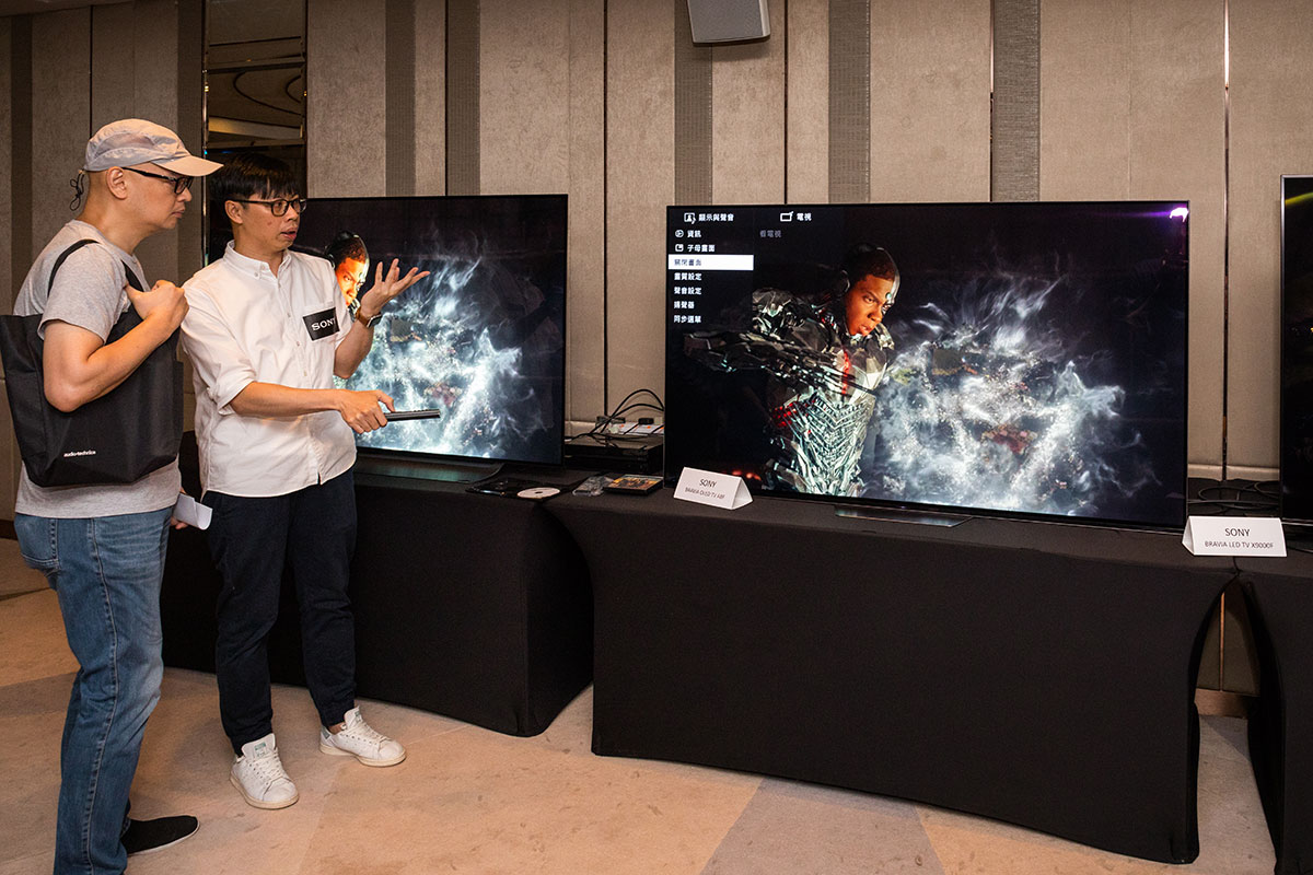 Sony 早前正式帶來了 2018 年最新 4K 電視系列，包括第二代 4K OLED 電視 A8F 以及高階 4K LED 電視系列 X9000F，配合最新的 Dolby Vision 韌體升級，可以帶來現時最頂級的 4K 畫面。早前 Sony 聯同 SPILL 就舉辦了新電視系列的體驗活動，讓參加的朋友可以近距離、以最貼近家居環境使用的畫面設定，仔細比較一下新電視在 X1 Extreme 處理器、Dolby Vision 以及 X-Motion Clarity 技術下帶來的畫質提升。同場還有 Sony 最新推出的 Dolby Atmos Soundbar 系列 HT-Z9F 及 HT-X9000F 的示範，聲效包圍感好多到場的朋友都力讚。