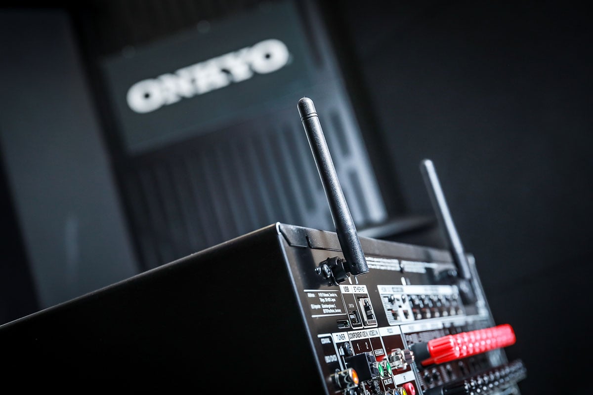 Onkyo 中高階型號 A/V 合併機 TX-RZ730 可以話係幾「賣大包」之作，早兩代的 RZ700 甚至 RZ800 系列都只是 7.2 聲道設計，今次就一口氣增加到 9.2 放大輸出，本身更支援 11.2 聲道處理，配合額外的兩聲道後級就可以完全支援到 Dolby Atmos 及 DTS:X 的 7.1.4 聲效。而且 11.2 聲道的 Pre-out 亦都可以配合用家的不同玩法，今次都會同大家試一下。