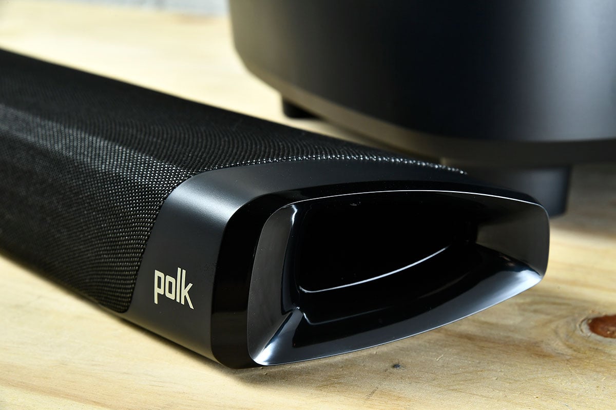 上次試完 Polk 推出的 MagniFi Mini 小型 Soundbar，真係有被佢表現嚇親，體型細細但能量十足，是同價位音質最出色的 Soundbar 之一。所以阿熾都有少少好奇，究竟大一個碼、再高階的 MagniFi Max 的表現仲可以有點樣的提升，於是試完 Mini 就決定再試埋 Max，發現大得的確有道理，雖然價錢貴差唔多一倍，但係音效更上層樓。