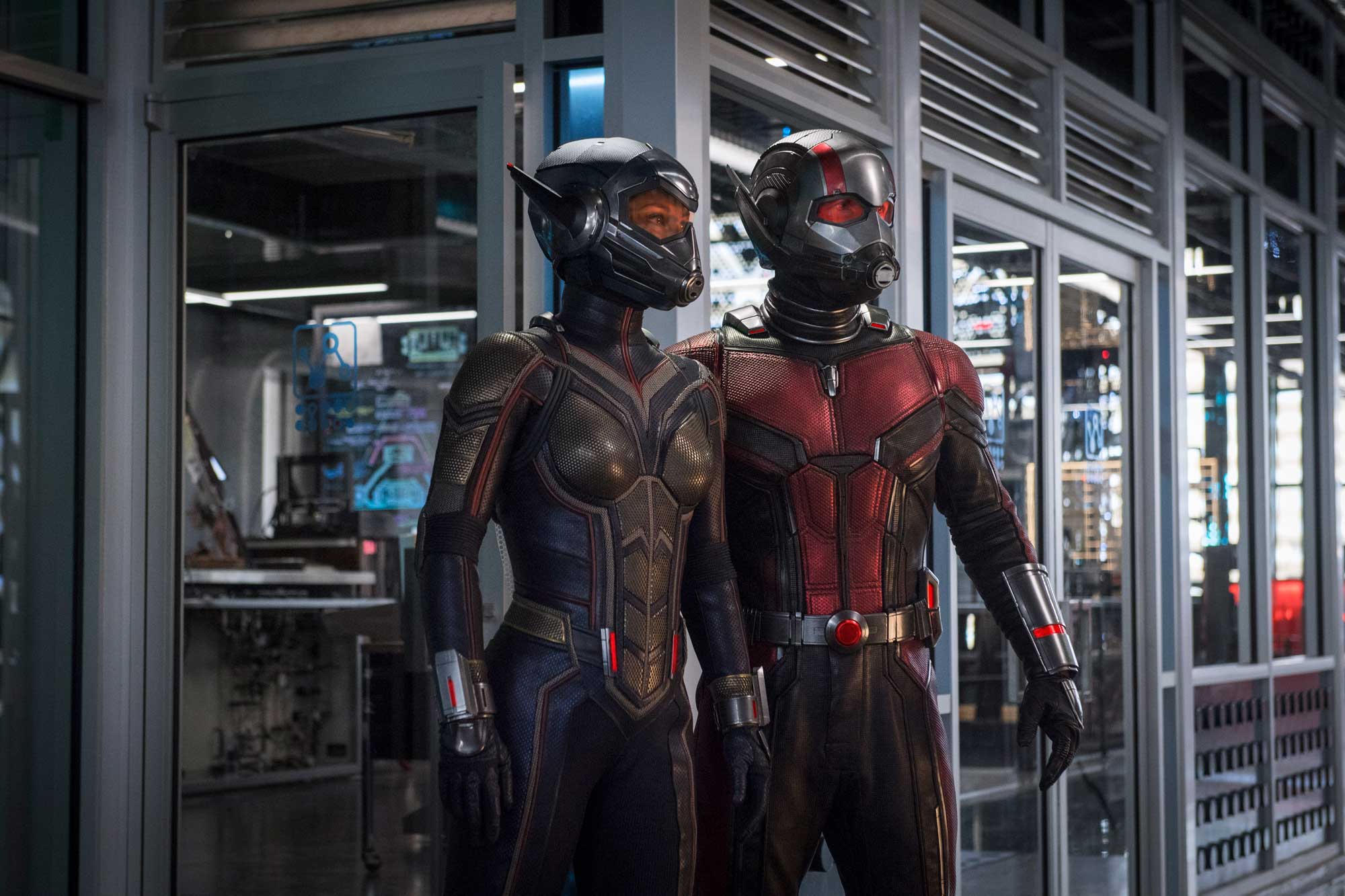 先不爭氣地先總結，《蟻俠 2︰黃蜂女現身》（Ant-Man and the Wasp）作為漫威電影（Marvel Studios）第 20 部，也是半年來第 3 部的超級英雄作品，劇本計算準確，而且娛樂性相當豐富，基本上沒任何理由抗拒，尤其在戲院陷入四年一度世界杯下的悶局當中。