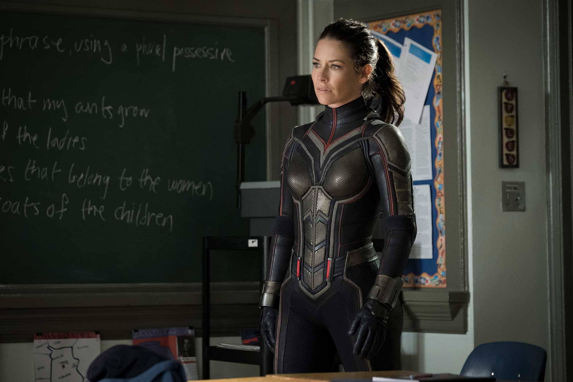 先不爭氣地先總結，《蟻俠 2︰黃蜂女現身》（Ant-Man and the Wasp）作為漫威電影（Marvel Studios）第 20 部，也是半年來第 3 部的超級英雄作品，劇本計算準確，而且娛樂性相當豐富，基本上沒任何理由抗拒，尤其在戲院陷入四年一度世界杯下的悶局當中。