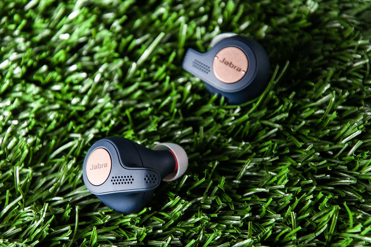 早前 Jabra 推出了旗下第三款真無線耳機 Elite 65t，最近再下一城，加推運動版本 Elite Active 65t，擁有更強的防水效能之餘，同時提升了耳機的貼耳度及穩固性。