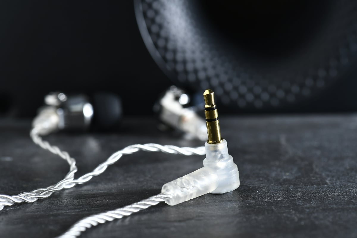 美國品牌 Campfire Audio 踏足耳機界已經幾個年頭，向來推出的耳機都以星座命名，當中的 Andromeda（仙女座）深得眾多耳機發燒友的好評，可說是知名度最高的一款。今次評測的 Atlas 是品牌最新旗艦型號，並不是多單元結構，採用單一動圈設計，用上先前 Vega 一樣的 A.D.L.C 類金剛石單元，卻由 8.5mm 增大至 10mm，出來的聲音令筆者甚有驚喜，不僅有著 Vega 良好的空氣感，而且分析力表現比 Andromeda 更強。