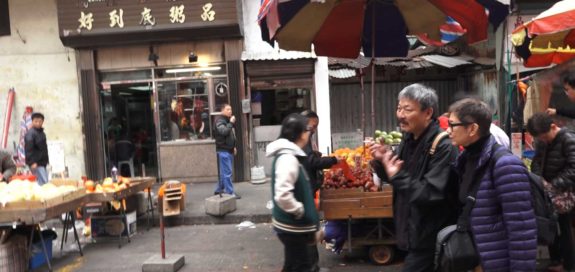 黃仁逵在《水底行走的人》跟導演陳安琪說：「所有人拍紀錄片都是為了尋找自己。」循他的邏輯，其實看電影（不只紀錄片）也是一個尋找自己的過程。所以《地厚天高》縱有缺失，我很喜歡；《水底行走的人》不無神采，我卻幾乎完全不喜歡，這個也只反映我自己，跟兩齣電影的客觀成績無關。
兩齣電影都犯了同一個「毛病」：導演太喜歡她的拍攝對象了，沒有足夠距離，不持平（紀錄片導演是否一定要跟拍攝對象保持若干距離，是否一定要持平，又是另一個課題了。我這裡將它當作一種毛病，因為我覺得缺乏距離感直接導致兩齣電影或大或小的缺點。不同意的，歡迎提出討論。）