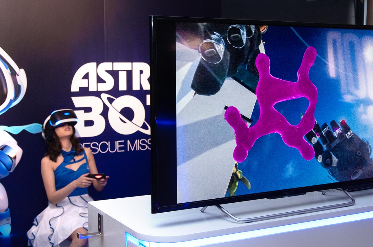 一年一度的香港動漫電玩節於下星期五（27/7）正式開始，PlayStation 跟以往一樣是參展商，出機優惠和最新遊戲定必成為會場的焦點之一。今日 SIEH 正式公開今年的會場出機精選，及以優惠價格購買遊戲，而在試玩區共有 23 款未發售遊戲可供試玩。