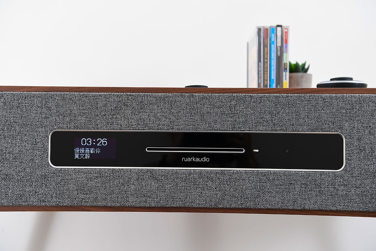 之前試過幾款 Ruark Audio 都係「微型音響」，細細件適合擺睡房、書房使用，今次借到手測試的 R7 MK3 就有少少特別，雖然都係行復古型格設計，不過就幾巨形吓。驟眼望落去似足一張小桌子，實際上係一隻集齊 CD、藍牙 aptX-HD、Spotify 同 DLNA 音樂串流功能於一身的「座地」喇叭，家居要有返咁上下空間先適合，不過外形就真係好特別，夠晒復古同有型，作為家居裝潢一部分相當正。