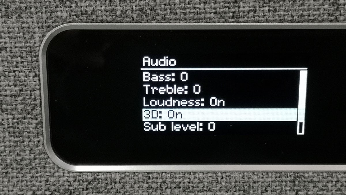 之前試過幾款 Ruark Audio 都係「微型音響」，細細件適合擺睡房、書房使用，今次借到手測試的 R7 MK3 就有少少特別，雖然都係行復古型格設計，不過就幾巨形吓。驟眼望落去似足一張小桌子，實際上係一隻集齊 CD、藍牙 aptX-HD、Spotify 同 DLNA 音樂串流功能於一身的「座地」喇叭，家居要有返咁上下空間先適合，不過外形就真係好特別，夠晒復古同有型，作為家居裝潢一部分相當正。