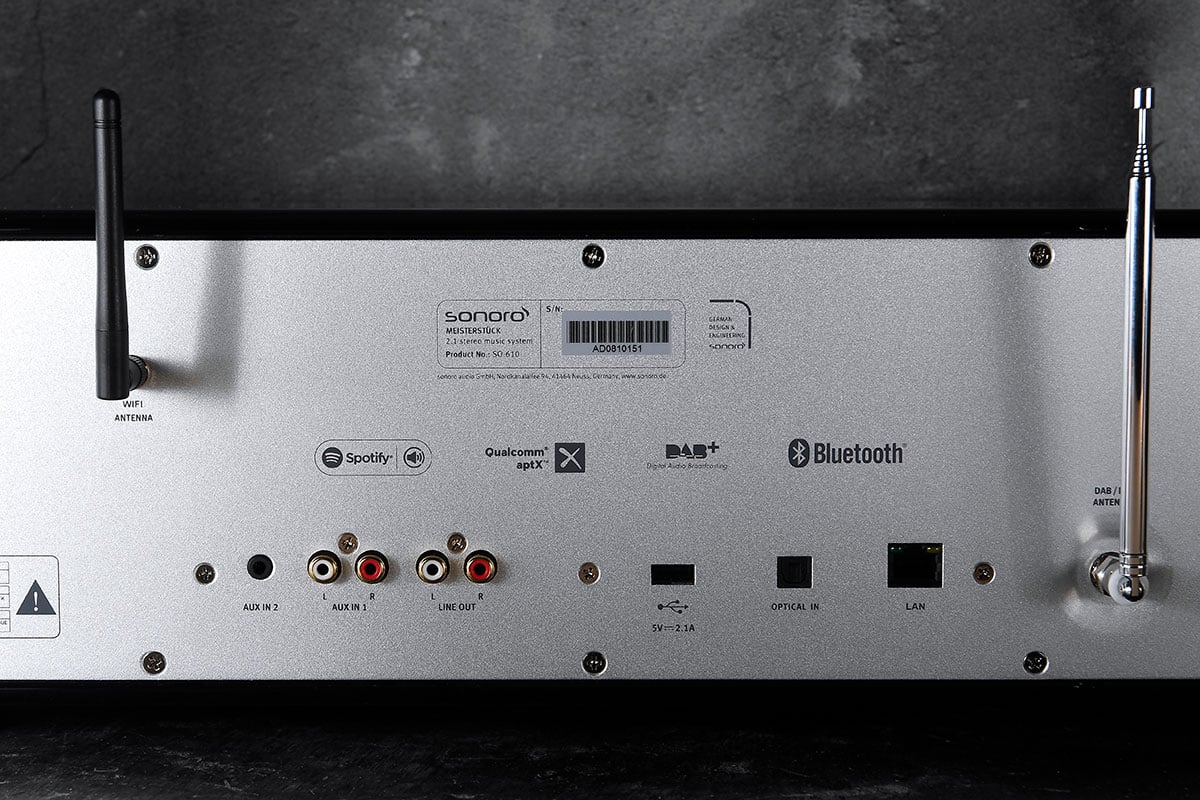 Sonoro 推出的這款 CD 機連網絡播放器 Masterpiece，德文原名叫做「MEISTERSTÜCK」，正正就是「Masterpiece」傑作的意思。可見雖然係一體機，不過 Sonoro 將新機定位相當高，而事實上 Masterpiece 的功能以一體機來講的確幾齊全同吸引，既可以播到 CD，又支援藍牙 aptX、Wi-Fi，以 Spotify、DLNA 播歌都可以，仲可以支援 Multi-room 功能，至於操控同音質係點？今次就同大家試試。