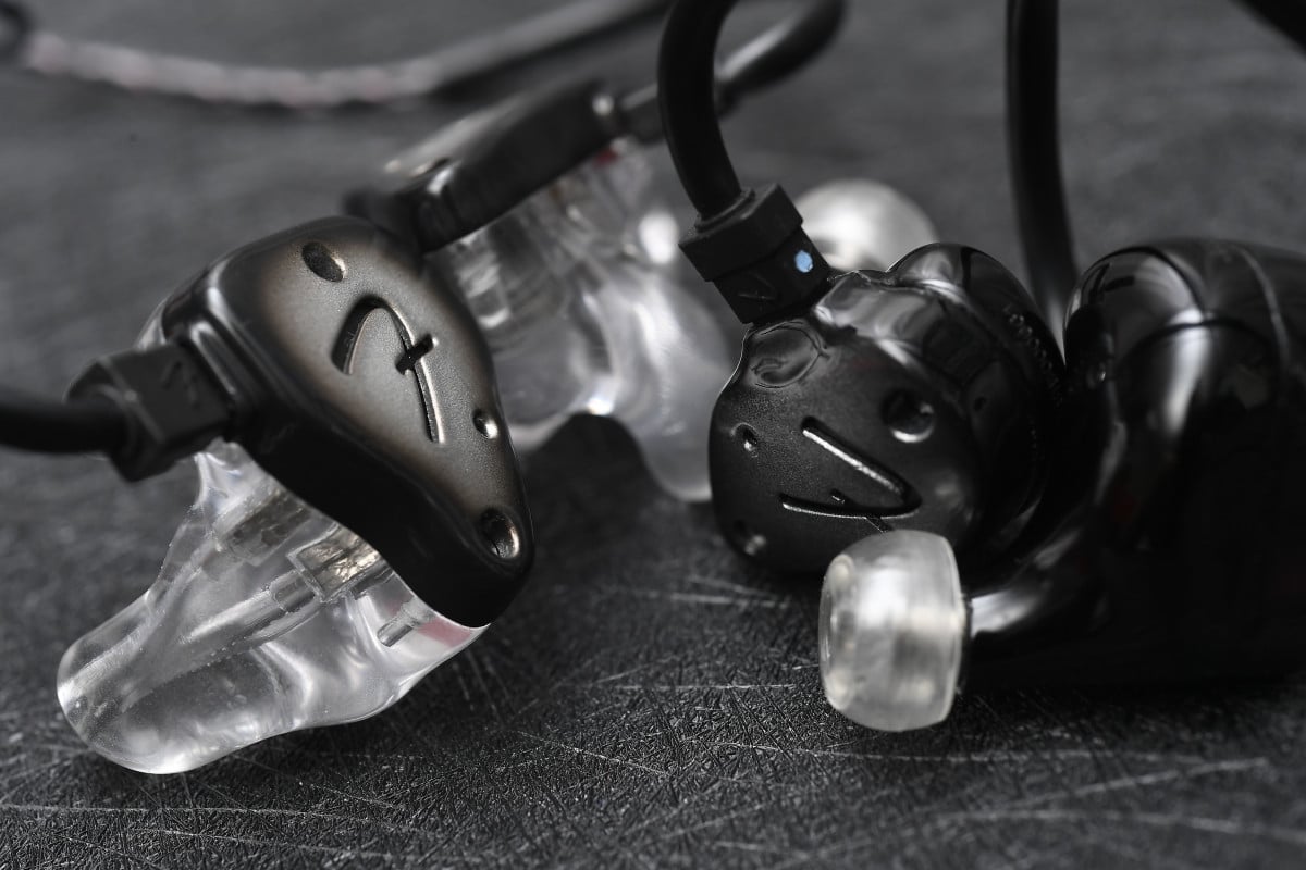 Fender 繼 CM 耳機和 PureSonic 入門系列之後，全新 Audio Design Lab 系列 Pro IEM 耳機亦正式亮相，分別有 NINE 1、TEN 3、TEN 5 及 THIRTEEN 6，全部都在美國工作室進行組裝及生產。前三款耳機已率先抵港，立即同大家試一試。