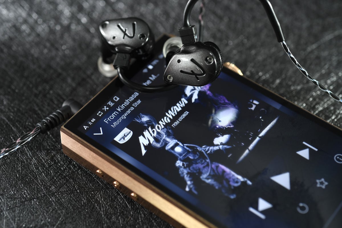 Fender 繼 CM 耳機和 PureSonic 入門系列之後，全新 Audio Design Lab 系列 Pro IEM 耳機亦正式亮相，分別有 NINE 1、TEN 3、TEN 5 及 THIRTEEN 6，全部都在美國工作室進行組裝及生產。前三款耳機已率先抵港，立即同大家試一試。