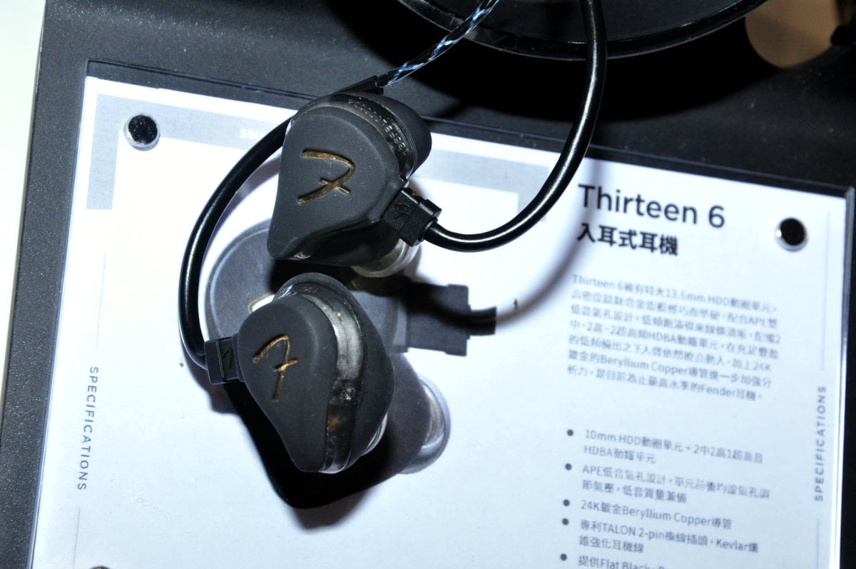 今年香港多了不少影音展覽，但最具歷史、最大規模都非「香港高級視聽展」莫屬。今日（10/8）開始一連三日於灣仔會展舉行，一同以往在會場內有很多 Head-Fi 產品，自然吸引到不少耳機迷入場支持，埋頭苦幹試聽耳機。
