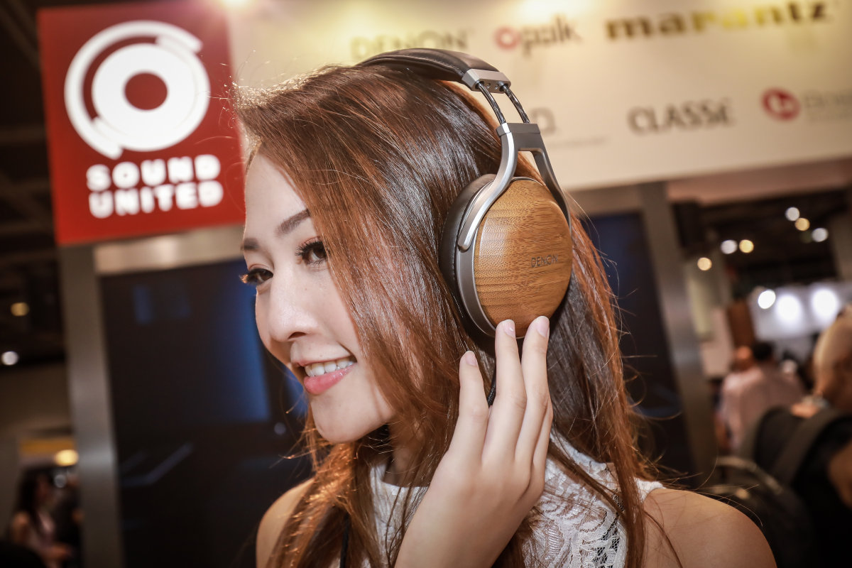 今年香港多了不少影音展覽，但最具歷史、最大規模都非「香港高級視聽展」莫屬。今日（10/8）開始一連三日於灣仔會展舉行，一同以往在會場內有很多 Head-Fi 產品，自然吸引到不少耳機迷入場支持，埋頭苦幹試聽耳機。