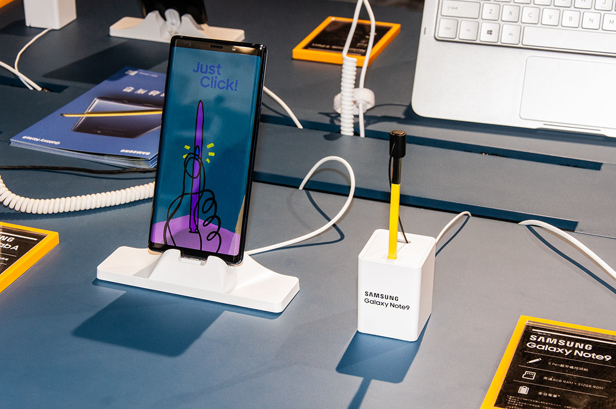 早前 Samsung 在美國紐約發佈了旗艦手機 Galaxy Note 9，今日（23/8）正式登陸香港並公開售價和發售日期。為了讓大家可以率先試玩到 Galaxy Note 9，Samsung 特別於銅鑼灣開設全港首間 Pop-up Samsung Café 限定店。