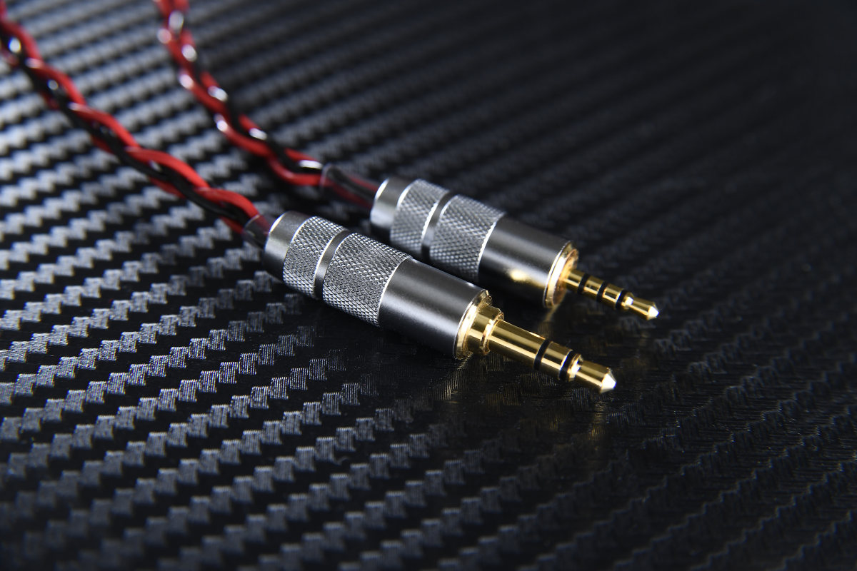 荷蘭品牌 Crystal Cable 是做線材起家，這個品牌對於音響發燒友來說，絕對不會陌生，以推出高級訊號線而聞名，包括喇叭線、HDMI 線及電源線等等。品牌同時亦有推出耳機線，今次借來最新的 Duet 系列高階耳機線 Dream Duet，並與市場上熱賣耳機搭配試聽，如 64 Audio tia Trió、Campfire Audio Atlas 及 Fender THIRTEEN 6，將耳機音質提升到另一個層次。