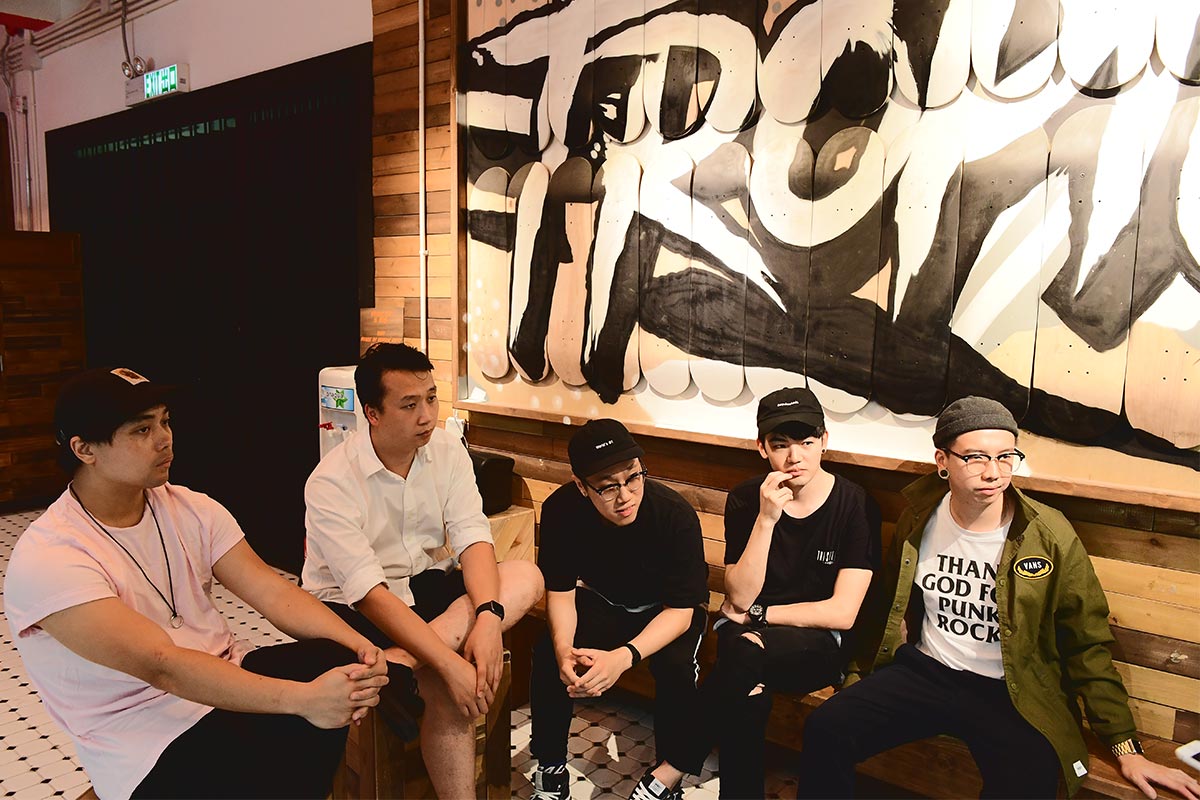 今年 Vans 舉辦的 Musicians Wanted 比賽，香港區勝出的音樂單位是 5 人樂隊 Seasons for Change，認識他們的樂迷可能不算很多，好吧，就直接找他們聊聊，讓大家了解一下。
訪問場地是 Vans 一個位於觀塘的玩樂空間，有可以讓「板仔」盡情嬉戲的設施。場內的人都是差不多的裝扮，感覺特別有凝聚力，事前我看了一些 Seasons for Change 的資料、music videos，可是抵埗時還是不太能夠認出他們。組 band 大概也講求凝聚力吧？認識一隊新 band，我永遠最好奇是成員如何走在一起。