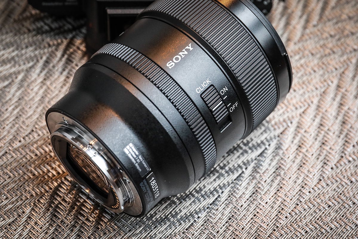 Sony 今次推出的 24mm F1.4 已經是 G Master 系列的第 8 支鏡頭，G Master 雖然擁有現時 Sony 鏡頭入面最好的畫質，不過重量同體積同樣驚人。今次的 24mm F1.4 可說是旗艦系列入面首支輕便小巧的定焦鏡頭，可以方便經常攜帶拍攝，而 24mm 的焦段配合 F1.4 的大光圈亦都很適合風景、星空、街拍、人像等不同題材。這支新鏡就剛剛在香港正式發佈，究竟實際表現係點？今次就即刻現場試吓。