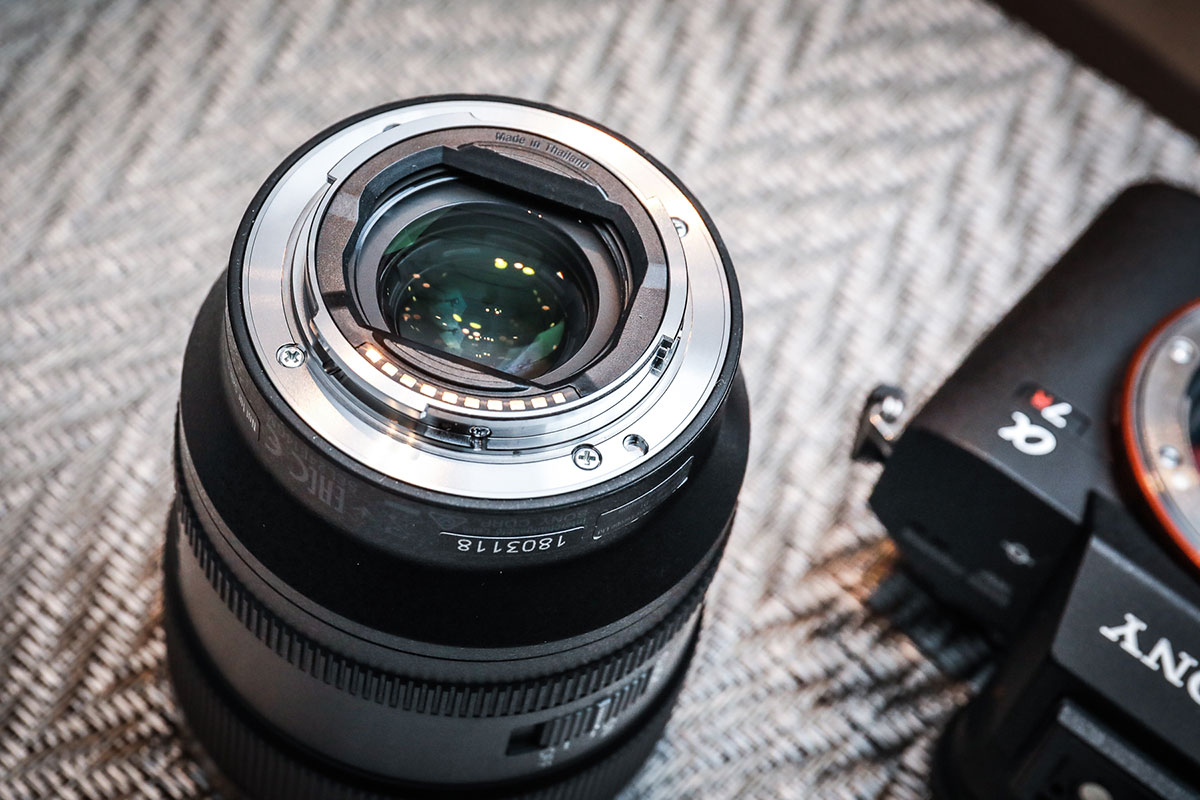 Sony 今次推出的 24mm F1.4 已經是 G Master 系列的第 8 支鏡頭，G Master 雖然擁有現時 Sony 鏡頭入面最好的畫質，不過重量同體積同樣驚人。今次的 24mm F1.4 可說是旗艦系列入面首支輕便小巧的定焦鏡頭，可以方便經常攜帶拍攝，而 24mm 的焦段配合 F1.4 的大光圈亦都很適合風景、星空、街拍、人像等不同題材。這支新鏡就剛剛在香港正式發佈，究竟實際表現係點？今次就即刻現場試吓。