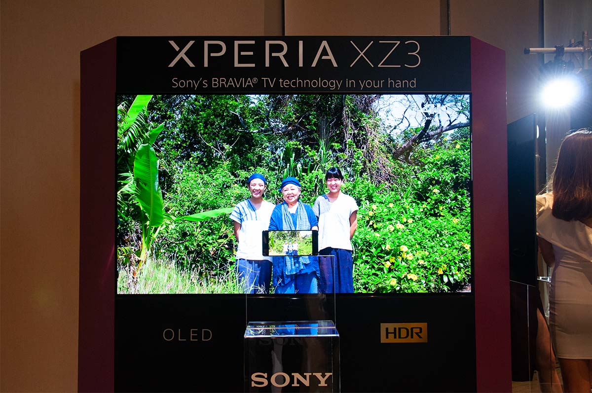 Sony 推出旗下首款搭載 OLED 屏幕的手機 Xperia XZ3，並將 BRAVIA 多項技術引進至手機領域上，更支援到 HDR 播放，帶來更寬廣的色域及更高的對比度，畫面看起來更接近真實色彩。