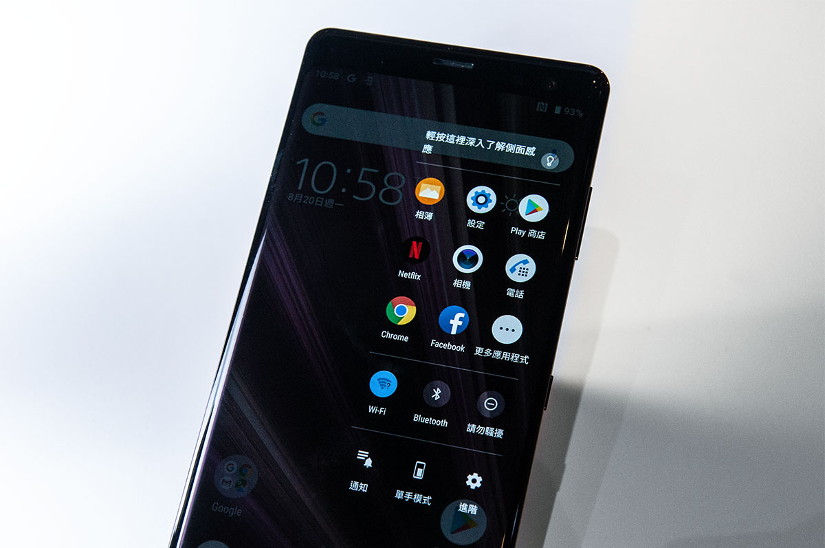 Sony 推出旗下首款搭載 OLED 屏幕的手機 Xperia XZ3，並將 BRAVIA 多項技術引進至手機領域上，更支援到 HDR 播放，帶來更寬廣的色域及更高的對比度，畫面看起來更接近真實色彩。