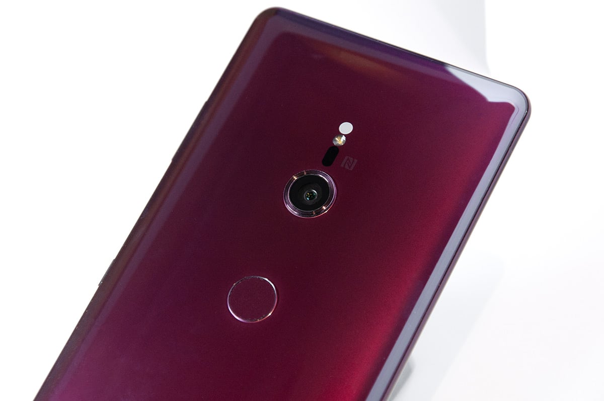 Sony 推出旗下首款搭載 OLED 屏幕的手機 Xperia XZ3，並將 BRAVIA 多項技術引進至手機領域上，更支援到 HDR 播放，帶來更寬廣的色域及更高的對比度，畫面看起來更接近真實色彩。