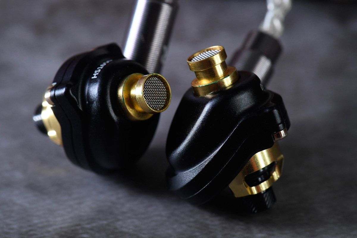 日本品牌 Acoustune 繼去年推出 HS1500 系列之後，研發部總監三枝丈記與其設計團隊研發出全新 HS1600 系列耳機，無論單元、線圈，以至線材及金屬搭配都經過重新設計，讓耳機有著更出色的音質，同時能夠減輕重量，佩戴更加舒適。