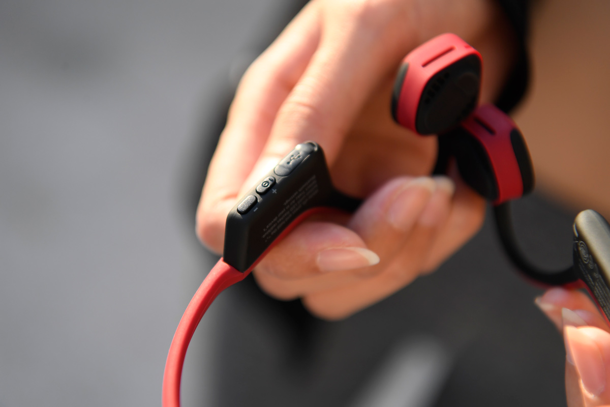 跑步時聽歌又唔想完全隔絕外界聲音，美國品牌 AfterShokz 骨傳導耳機專門針對做運動而設，是不錯的選擇。近年愈來愈多人關注到這類耳機，經過多代設計及改良，技術已經很成熟。AfterShokz 過往已推出過四代耳機，新一代 Trekz Air 的最大賣點是輕盈、細小，能夠貼近頭部，讓做運動時戴得更穩固。