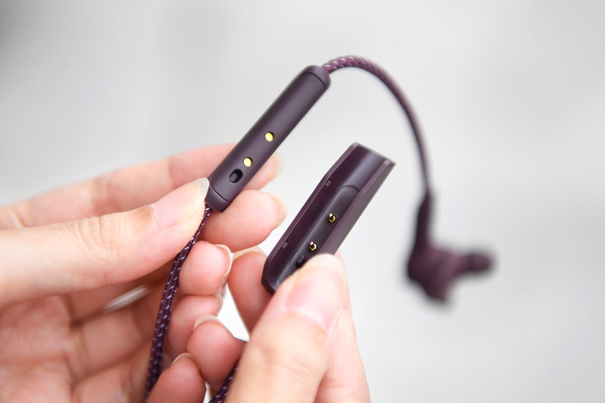 藍牙耳機其中一個缺點就是一旦斷電就無法使用，Bang&Olufsen 推出的 Beoplay E6 掛頸入耳式藍牙耳機其中一個獨特設計就是可以邊充電邊使用，可以說是「無限續航」。耳機更備有 4 種尺寸的耳塞、4 款耳翼等各種配件，加上《Beoplay》手機 App 的靈活調聲設定，周邊配套都十分完善。