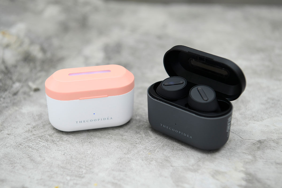 本地數碼產品潮流品牌 Thecoopidea 上年推出首款粉色真無線耳機 BEANS 相當受歡迎，今次加推「升級版」 BEANS PRO 延續了之前清新型格的外形設計，加入了 IPX7 防水、藍牙 5.0 連接、便攜充電盒更支援無線充電等專業功能，更「PRO」更實用。