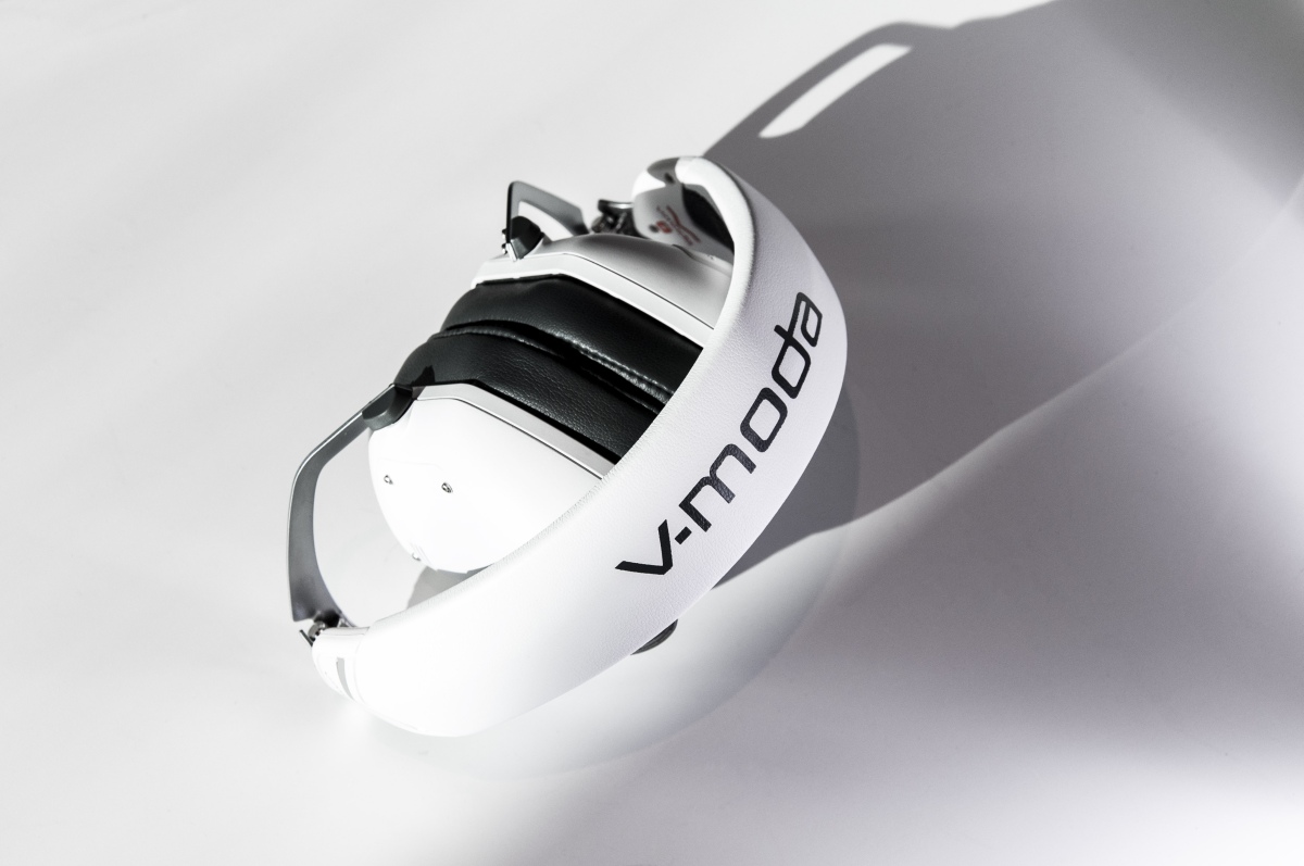去年 V-MODA 推出 Crossfade 2 Wireless 頭戴式耳機，可能聽取了用家的意見，事隔一年加推升級版，名為 Crossfade 2 Wireless Codex，支援 aptX 和 SBC 藍牙編碼之外，特別追加 AAC 編碼，為蘋果用家帶來更佳的音質表現。