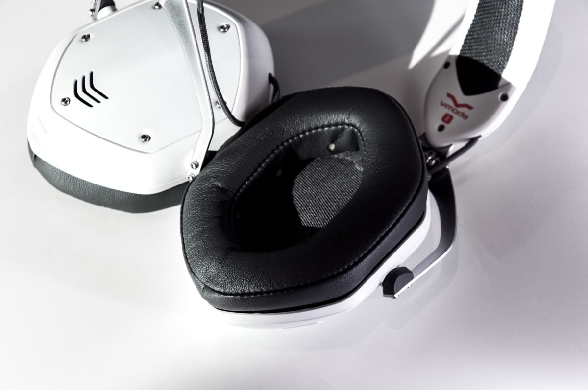 去年 V-MODA 推出 Crossfade 2 Wireless 頭戴式耳機，可能聽取了用家的意見，事隔一年加推升級版，名為 Crossfade 2 Wireless Codex，支援 aptX 和 SBC 藍牙編碼之外，特別追加 AAC 編碼，為蘋果用家帶來更佳的音質表現。